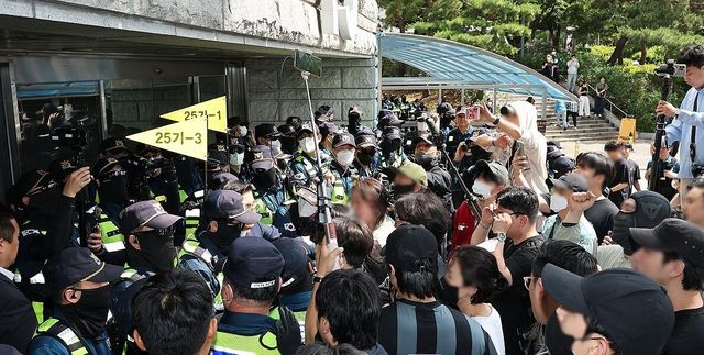 잠실7동 투표함 개표소 앞 모습. 연합뉴스