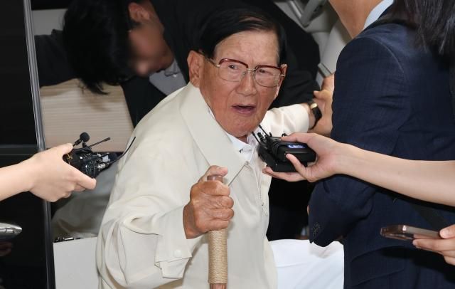 정당법 위반 혐의를 받고 있는 이만희 신천지 총회장이 지난 4일 피의자 신분으로 조사를 받기 위해 서울 서초동 검·경 합동수사본부에 출석하고 있다사진연합뉴스