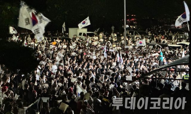 ▲ 6일 새벽 서울 송파구 올림픽공원 핸드볼경기장에 일부 시민들이 모여들어 재선거를 요구하고 있다. 사진=안현준 기자