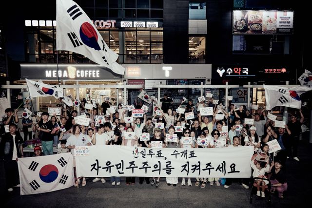 이천 2030 청년들이 6.3지방선거 당시 투용지 부족 사태 등 선거 참정권 회복을 위해 분수대광장에서 집회를 열었다. 이천시 청년들 제공
