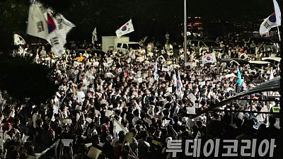 ▲ 6일 새벽 서울 송파구 올림픽공원 핸드볼경기장에 일부 시민들이 모여들어 재선거를 요구하고 있다. 사진=안현준 기자